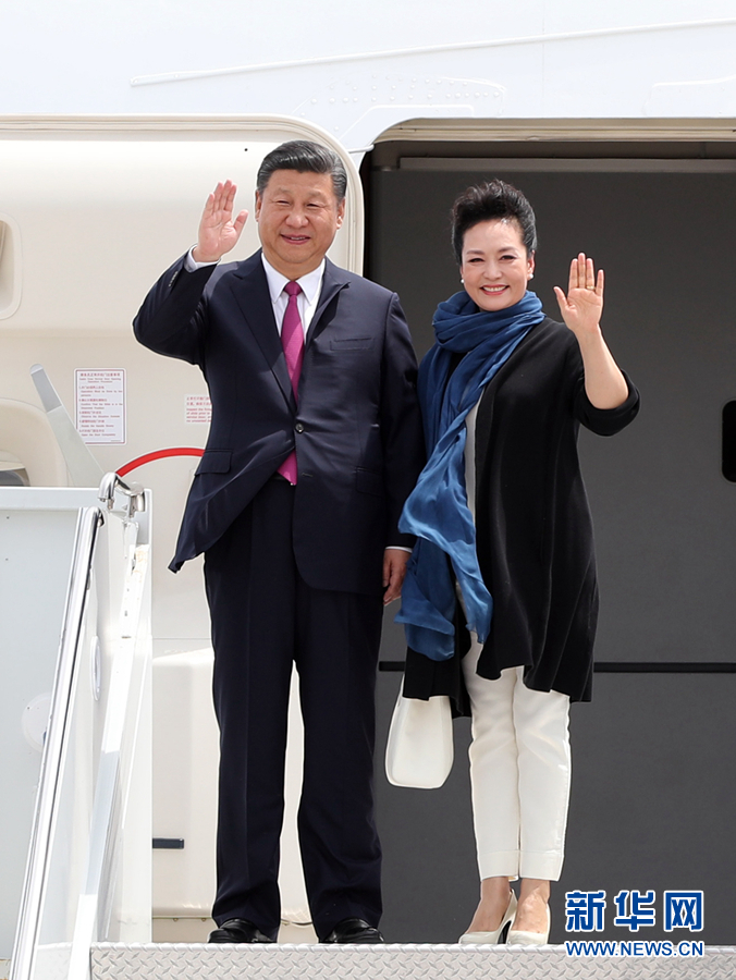 4月6日，國(guó)家主席習(xí)近平乘專機(jī)抵達(dá)美國(guó)佛羅里達(dá)州，將在海湖莊園同美國(guó)總統(tǒng)特朗普舉行中美元首會(huì)晤。這是習(xí)近平和夫人彭麗媛步出機(jī)艙。新華社記者 劉衛(wèi)兵 攝 