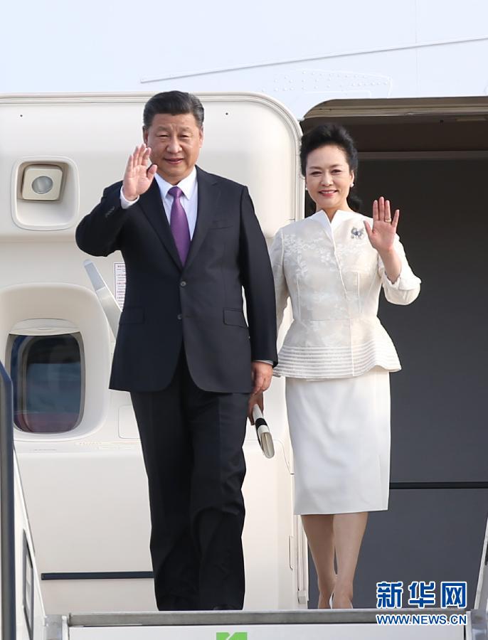 7月4日，國家主席習近平乘專機抵達柏林，開始對德意志聯(lián)邦共和國進行國事訪問。這是習近平和夫人彭麗媛步出艙門。 新華社記者 姚大偉 攝