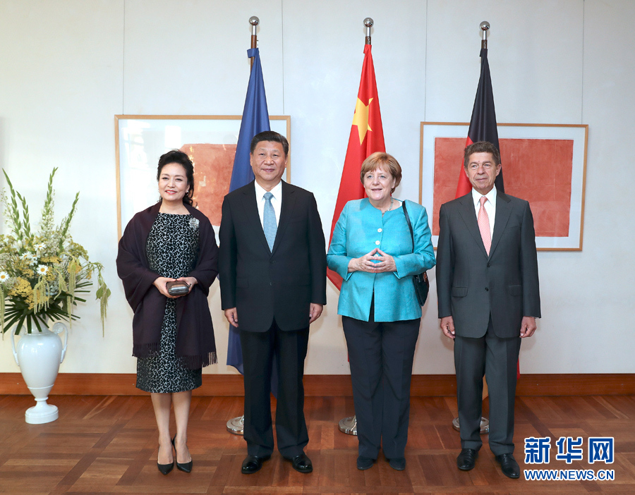 當(dāng)?shù)貢r間7月4日晚，剛剛抵達柏林的國家主席習(xí)近平在利伯曼故居同德國總理默克爾舉行會見。這是習(xí)近平和夫人彭麗媛抵達位于柏林市中心勃蘭登堡門附近的利伯曼故居時，受到默克爾和丈夫紹爾熱情迎接。新華社記者 馬占成 攝