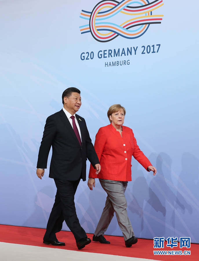 7月7日，二十國(guó)集團(tuán)領(lǐng)導(dǎo)人第十二次峰會(huì)在德國(guó)漢堡舉行。國(guó)家主席習(xí)近平出席并發(fā)表題為《堅(jiān)持開(kāi)放包容　推動(dòng)聯(lián)動(dòng)增長(zhǎng)》的重要講話。這是峰會(huì)開(kāi)始前，習(xí)近平受到德國(guó)總理默克爾迎接。新華社記者 劉衛(wèi)兵 攝 