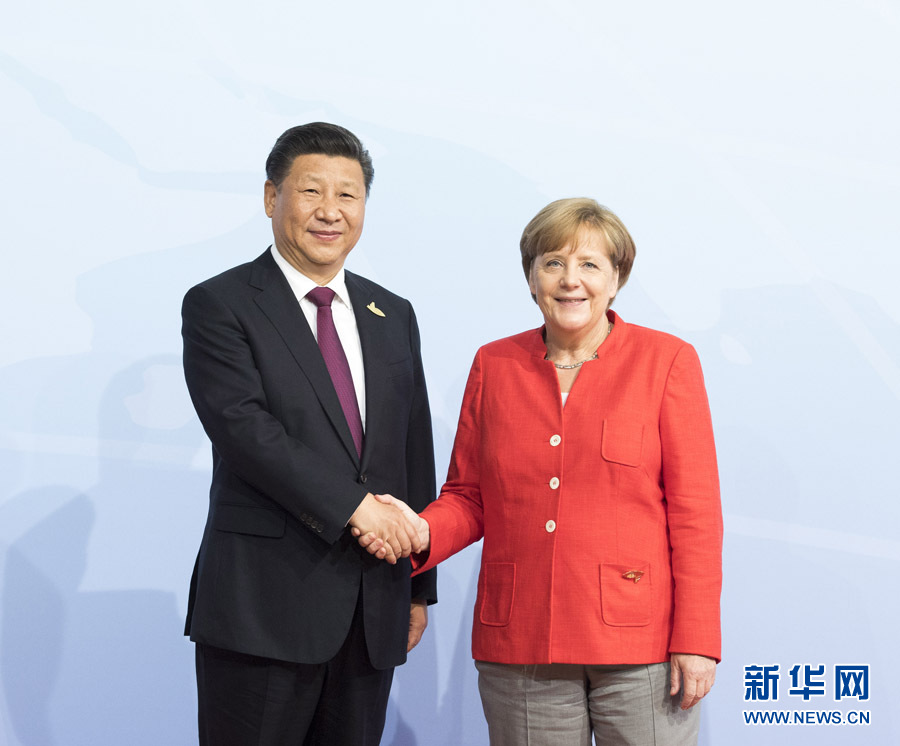 7月7日，二十國集團領(lǐng)導(dǎo)人第十二次峰會在德國漢堡舉行。國家主席習(xí)近平出席并發(fā)表題為《堅持開放包容　推動聯(lián)動增長》的重要講話。這是峰會開始前，習(xí)近平受到德國總理默克爾迎接。新華社記者 李學(xué)仁 攝 