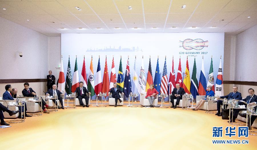 7月7日，二十國集團領(lǐng)導(dǎo)人第十二次峰會在德國漢堡舉行。國家主席習(xí)近平出席并發(fā)表題為《堅持開放包容　推動聯(lián)動增長》的重要講話。這是峰會前，習(xí)近平出席二十國集團峰會領(lǐng)導(dǎo)人座談會。新華社記者 李學(xué)仁 攝 