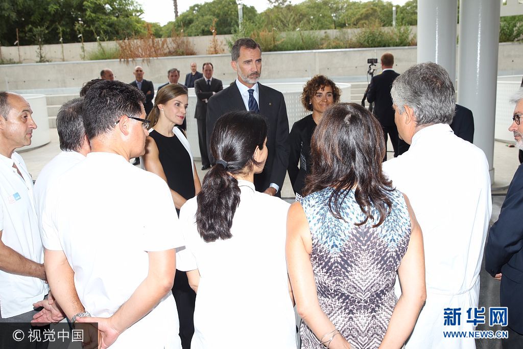 當?shù)貢r間2017年8月19日，西班牙巴塞羅那，西班牙國王菲利普六世和萊蒂齊亞王后探望巴塞羅那恐襲案傷者。***_***BARCELONA, SPAIN - AUGUST 19:  In this handout photo provided by Casa de S.M. el Rey de Espana, King Felipe VI of Spain and Queen Letizia of Spain meets with medical staff as they arrive to visit last Thursday's terrorist attack victims at the Hospital de la Santa Creu i Sant Pau on August 19, 2017 in Barcelona, Spain. Thirteen people were killed and dozens injured in the Las Ramblas area of Barcelona when a van hit crowds on August 17.  (Photo by Casa de S.M. el Rey de Espana via Getty Images)