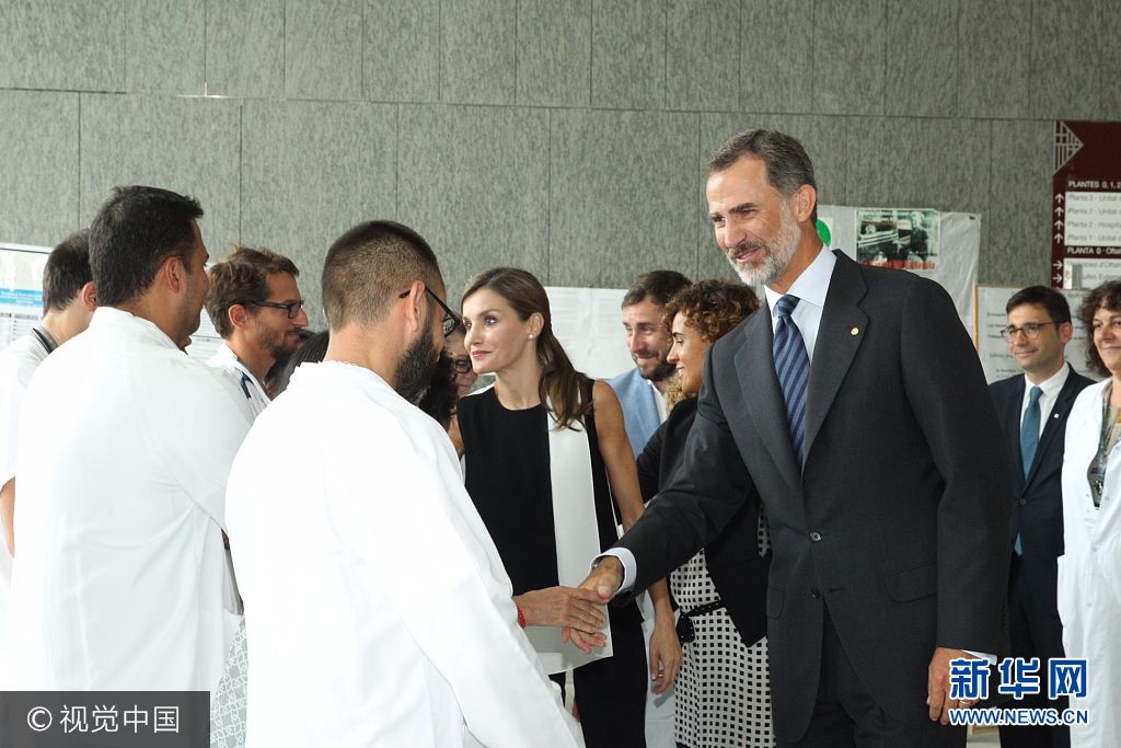 當(dāng)?shù)貢r(shí)間2017年8月19日，西班牙巴塞羅那，西班牙國(guó)王菲利普六世和萊蒂齊亞王后探望巴塞羅那恐襲案?jìng)摺?**_***BARCELONA, SPAIN - AUGUST 19:  In this handout photo provided by Casa de S.M. el Rey de Espana, King Felipe VI of Spain and Queen Letizia of Spain meets with medical staff as they arrive to visit last Thursday's terrorist attack victims at the Hospital de la Santa Creu i Sant Pau on August 19, 2017 in Barcelona, Spain. Thirteen people were killed and dozens injured in the Las Ramblas area of Barcelona when a van hit crowds on August 17.  (Photo by Casa de S.M. el Rey de Espana via Getty Images)