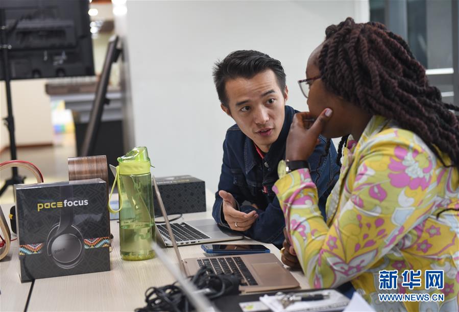 （國際&middot;中非合作論壇&middot;圖文互動(dòng)）（3）他把耳機(jī)賣到肯尼亞總統(tǒng)府&mdash;&mdash;記在非洲當(dāng)創(chuàng)客的中國青年劉鵬