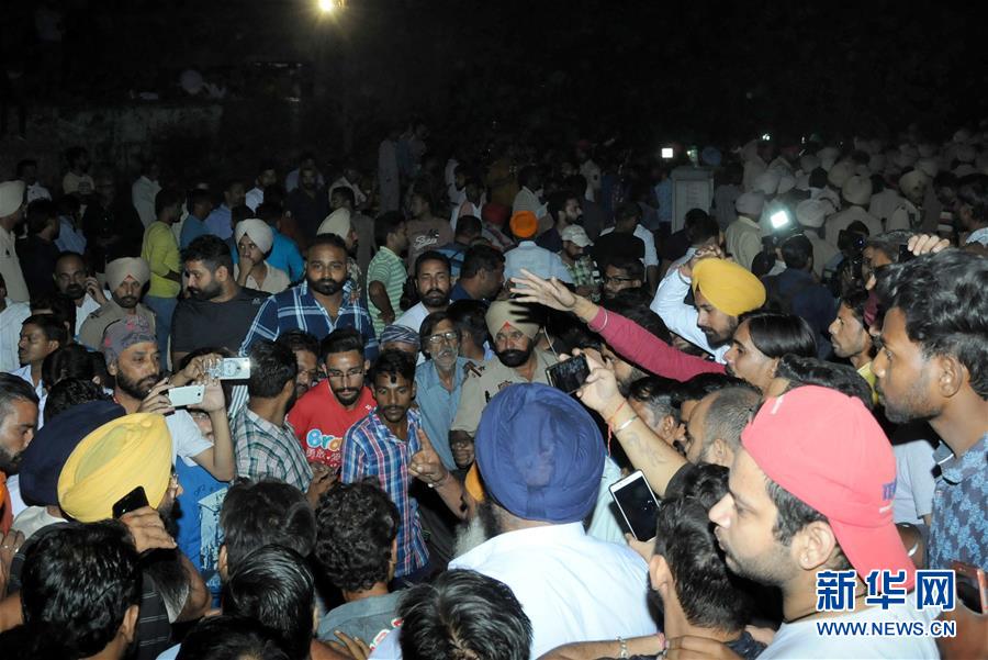 （國(guó)際）（1）印度發(fā)生列車(chē)撞人事故　造成至少50人喪生