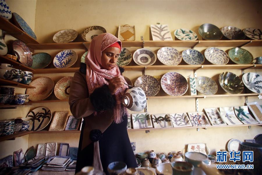 （國(guó)際&middot;圖文互動(dòng)）（2）通訊：埃及傳統(tǒng)陶藝村煥發(fā)現(xiàn)代魅力
