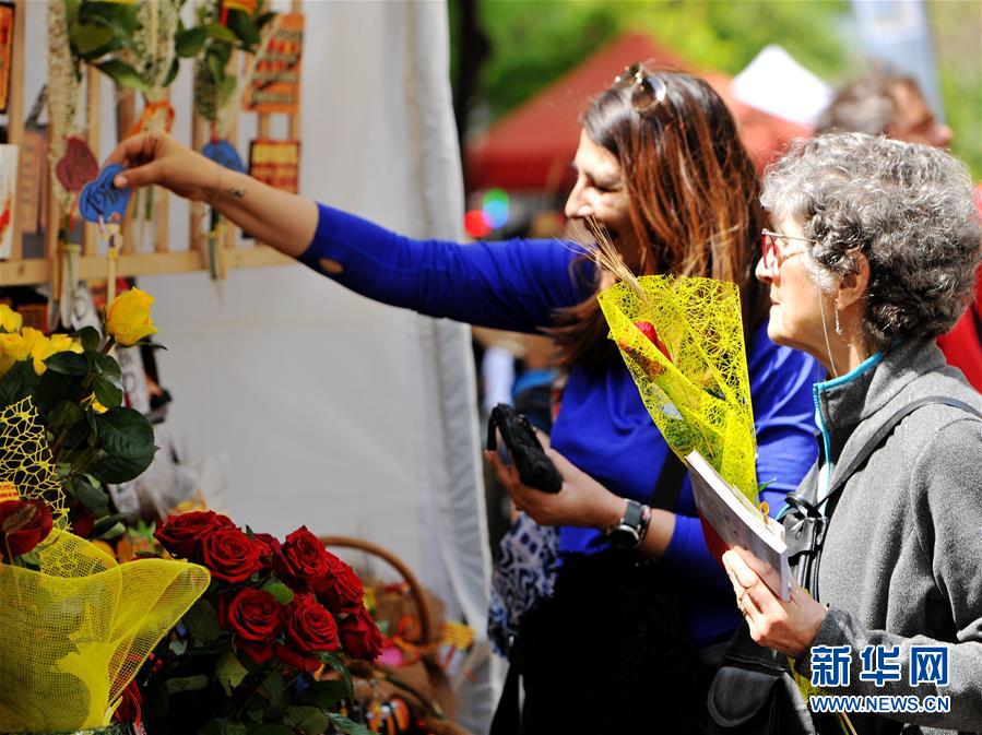 （國(guó)際&middot;圖文互動(dòng)）（1）通訊：花香馥郁 書香怡人&mdash;&mdash;記西班牙巴塞羅那圣喬治節(jié)