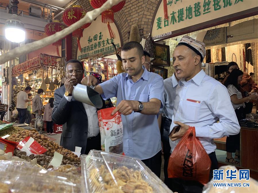 （圖文互動(dòng)）（1）多國(guó)駐華使節(jié)參訪新疆：中國(guó)反恐、去極端化經(jīng)驗(yàn)值得學(xué)習(xí)借鑒