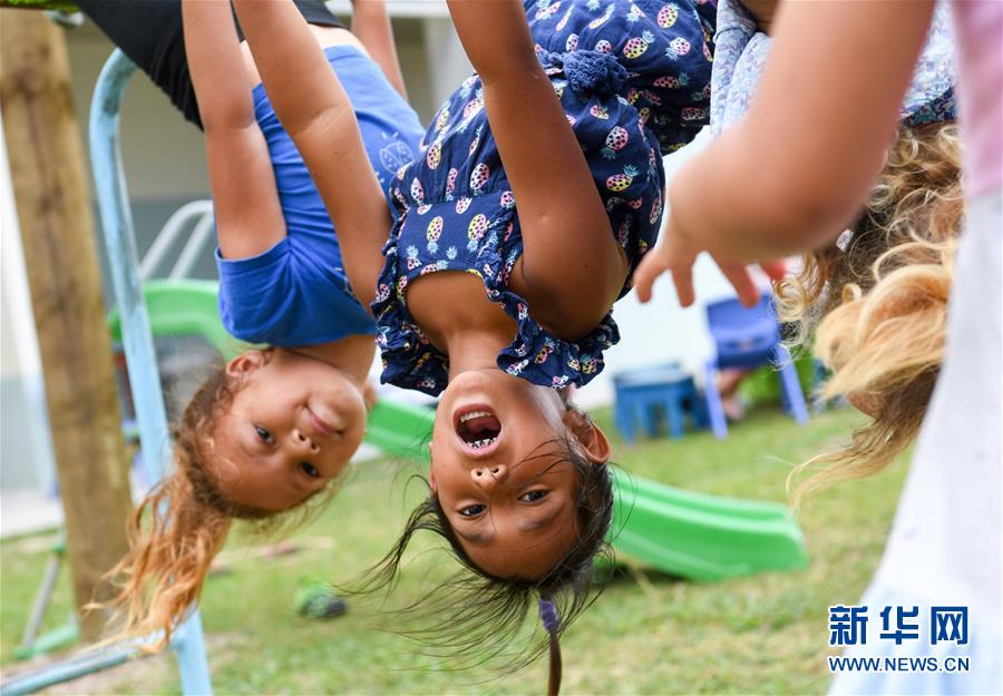 （國(guó)際&middot;圖文互動(dòng)）（3）中國(guó)援建&ldquo;你好&rdquo;學(xué)?！A庫(kù)克群島孩子夢(mèng)