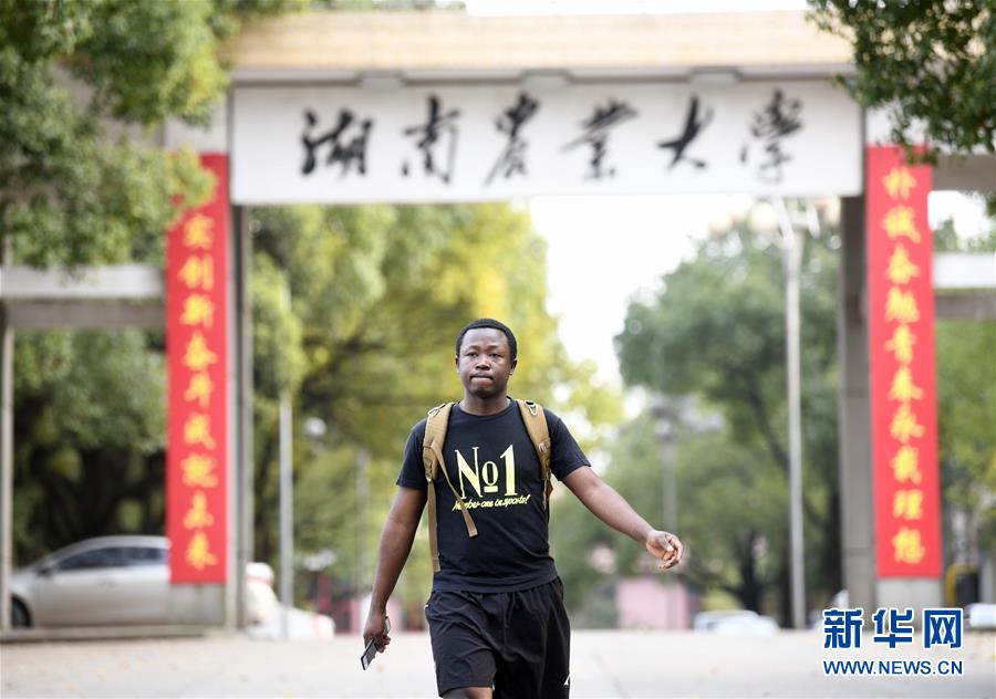 （在習(xí)近平新時代中國特色社會主義思想指引下&mdash;&mdash;新時代新作為新篇章&middot;總書記關(guān)切開放事&middot;圖文互動）（9）來中國&ldquo;學(xué)種地&rdquo;的&ldquo;洋學(xué)生&rdquo;