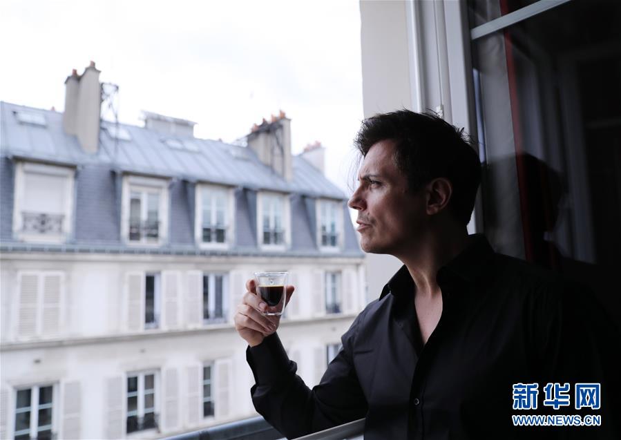 （國際&middot;圖文互動）（5）通訊：手牽手，我們共同驅(qū)散陰霾&mdash;&mdash;法國音樂人創(chuàng)作抗疫歌曲背后的故事