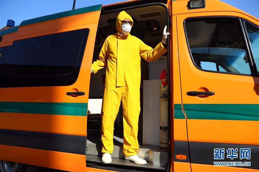 (國際疫情·圖文互動(dòng))(1)通訊:埃及救護(hù)車?yán)锏?ldquo;逆行者”