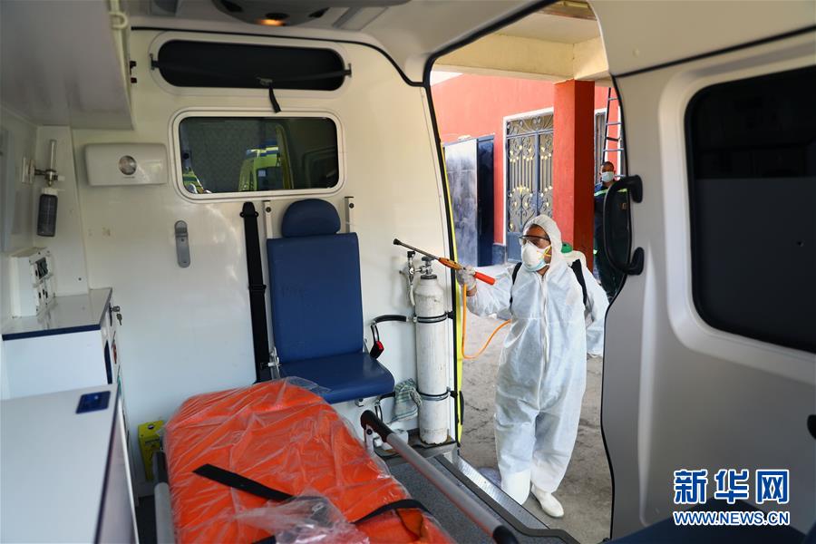 (國際疫情·圖文互動(dòng))(8)通訊:埃及救護(hù)車?yán)锏?ldquo;逆行者”
