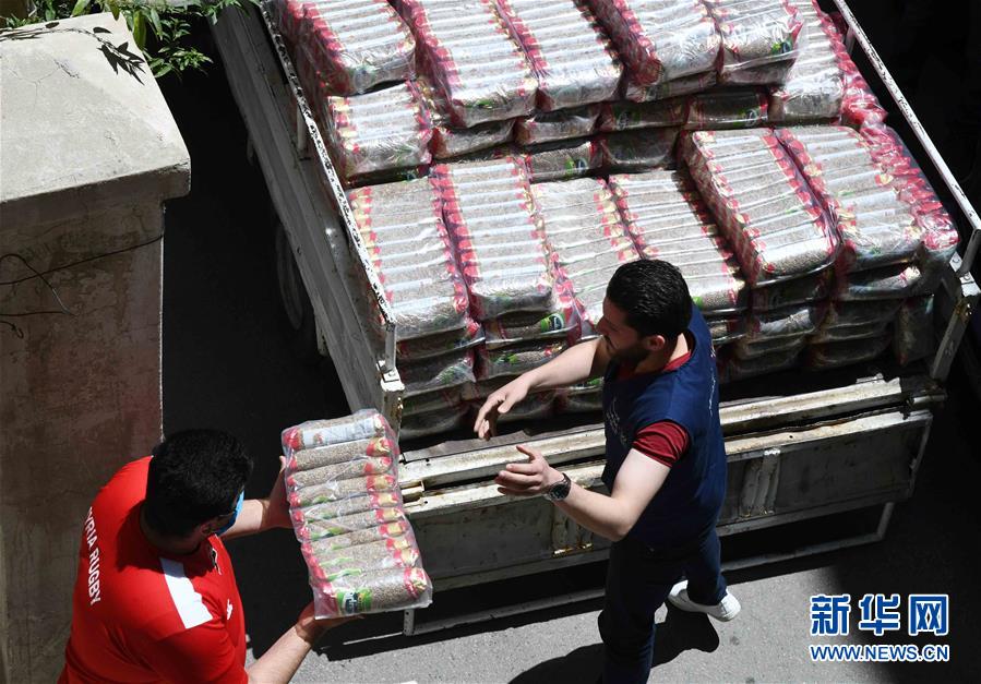 （國際疫情&middot;圖文互動）（1）通訊：疫情中，那抹笑容最難忘&mdash;&mdash;記向困難家庭發(fā)放愛心包裹的敘利亞青年志愿者