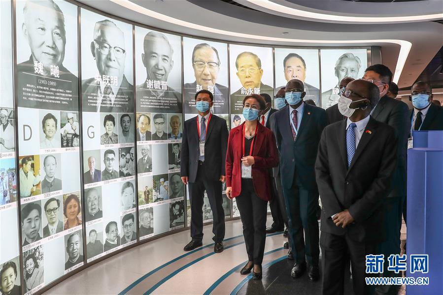 （圖文互動）（7）&ldquo;中國承諾從不落空&rdquo;&mdash;&mdash;記非洲使節(jié)參觀國藥集團(tuán)了解新冠疫苗研發(fā)