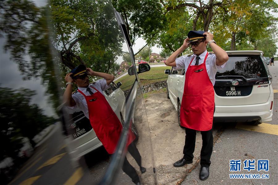 （國(guó)際&middot;圖文互動(dòng)）（1）通訊：前方總有機(jī)遇&mdash;&mdash;記馬來(lái)西亞一位飛行員疫情下擺攤再就業(yè)