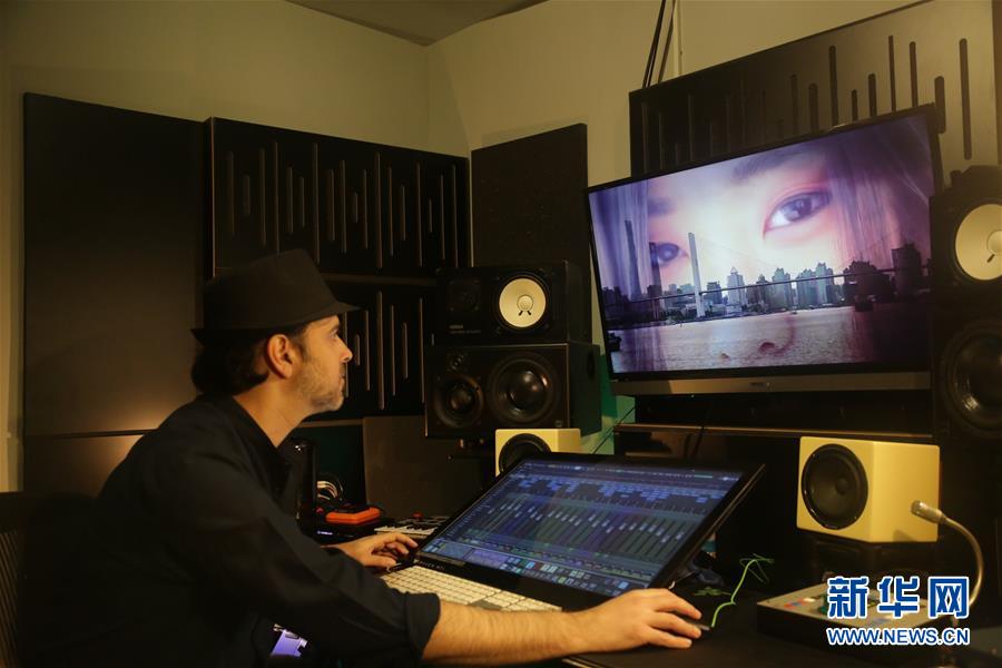 (海外抗疫故事·圖文互動(dòng))(4)通訊:用原創(chuàng)音樂(lè)支持中國(guó)抗擊新冠疫情的以色列歌手