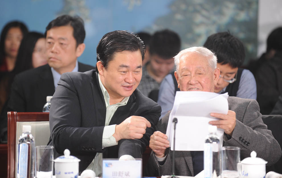 新華網(wǎng)董事長、總裁田舒斌與軍事科學(xué)院原副院長糜振玉在現(xiàn)場交流