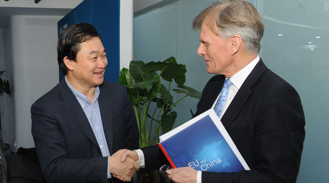 新華網(wǎng)董事長、總裁田舒斌會見丹麥駐華大使裴德盛