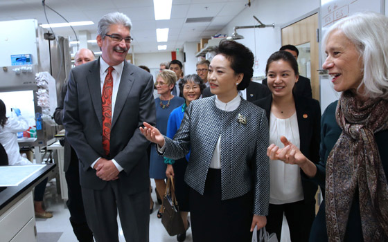 彭麗媛參觀美國(guó)福瑞德&middot;哈金森研究中心