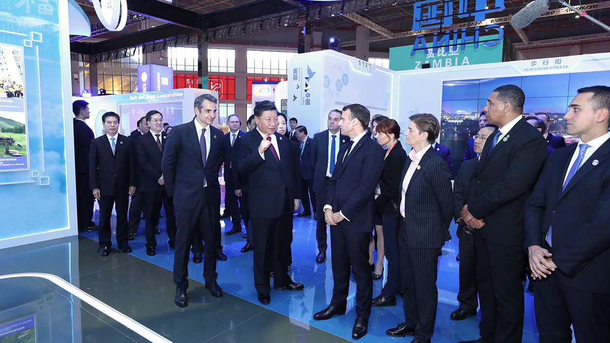 習近平同出席第二屆中國國際進口博覽會的外國領(lǐng)導人共同巡館
