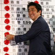 國(guó)內(nèi)外憂(yōu)安倍外交動(dòng)向