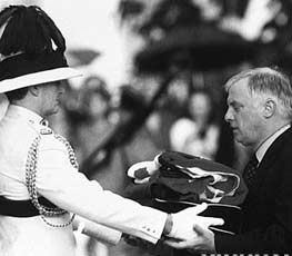 英國插手香港事務(wù) 意欲何為？