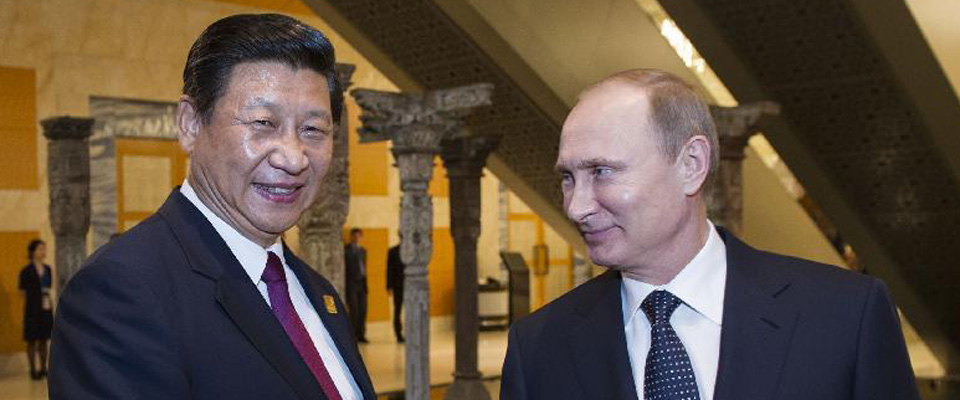 2013年10月，習(xí)近平在印尼巴厘島會(huì)見(jiàn)普京