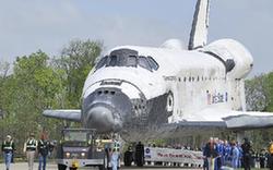 &ldquo;發(fā)現(xiàn)&rdquo;號(hào)航天飛機(jī)安新家(組圖)